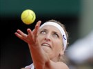 Timea Bacsinszká podává bhem tvrtfinále Roland Garros.