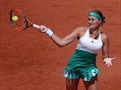 Kristina Mladenovicová pi forhendovím úderu bhem tvrtfinále Roland Garros.