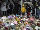 Lidé pili vzdát hold obtem teroristického útoku v Londýn (5. ervna 2017).