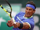panl Rafael Nadal zahrává úder v zápase Roland Garros proti  Robertu...