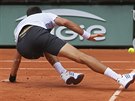 Srb Novak Djokovi padá ve tvrtfinále proti Rakuanu Dominicu Thiemovi.