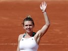 Rumunka Simona Halepová zdraví diváky po vítzství ve tvrtfinále French Open.