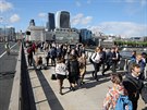 Lidé pechází pes London Bridge (6. ervna 2017)