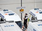 Britská policie zasáhla ve tvrti Barking na východ Londýna, zatkla tam 12...