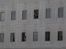 Írántí policisté v oknech budovy íránského parlamentu (7. erven 2017).