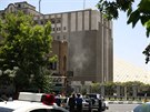 Írántí policisté hlídkují ped budovou parlamentu, kde útoníci nejdíve...