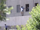 V íránském parlamentu ozbrojenci údajn stále drí tyi rukojmí (7. erven...