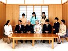Japonský císaský pár Akihito a Miiko se svými dtmi a vnuky. (listopad 2015)