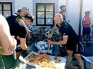 Petr Beník rozlévá na startu ve Zbraslavi kávu, k mání jsou i croissanty