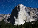 Noní pohled na slavný El Capitan v Yosemitském národním parku