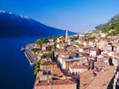 Na behu jezera Garda je nkolik malebných historických mst. Jedním z nich je...