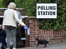Volii picházejí do improvizované volební místnosti v soukromé garái v...