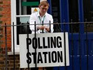 Poslední pípravy ped volební místností v Londýn (8. ervna 2017)