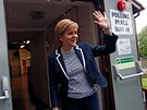 Skotská premiérka Nicola Sturgeonová volila v Glasgow (8. ervna 2017).