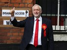 Lídr labourist Jeremy Corbyn vhodil hlas ve volební místnosti v londýnském...