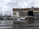 Expediní C172 ped bývalým vojenským hangárem  letit Yakutat