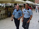 etí policisté slouí v Chorvatsku ve dvojici s místními policisty.  Je to...