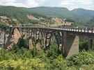 Most pes eku Taru byl dostavn roku 1941 a o rok pozdji se jeden jeho nosný...