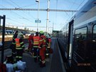 Zásah hasi pi pondlní nehod vlaku na nádraí v Perov.