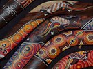 Bumerangy v tradiních australských barvách a vzorech.