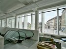 Uvnit� chystan� kryt� tr�nice v centru Brna d�ln�ci instaluj� prodejn� k�je,...