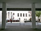 Uvnit chystané kryté trnice v centru Brna dlníci instalují prodejní kóje,...
