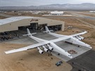 Stroj spolenosti Stratolaunch Systems se poprvé vydal z hangáru 31. kvtna...