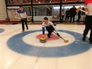 Sedmnáctiletého juniorského reprezentanta Dominika varce ale baví curling i...