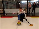 Sedmnáctiletého juniorského reprezentanta Dominika varce ale baví curling i...