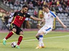 Belgický fotbalista Nacer Chadli se snaí vyzrát na eského záloníka Jaromíra...