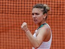 Simona Halepová se raduje bhem zápasu tetího kola Roland Garros.
