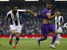 Andrea Barzagli z Juventusu svlíká Karima Benzemu bhem finálového zápasu...