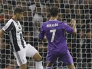 GÓL! Cristiano Ronaldo práv stílí gól do sít Juventusu.