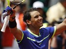 Rafael Nadal slaví postup do dalího kola na Roland Garros.