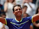 Rafael Nadal slaví postup do dalího kola na Roland Garros.