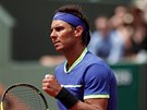 Rafael Nadal slaví postup do dalího kola na Roland Garros.