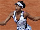 Venus Williamsová bhem tvrtého kola French Open proti Timee Bacsinszké.