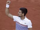 Novak Djokovi se raduje z postupu do osmifinále French Open.