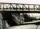 Na sn�mku �elezni�n�ho mostu v Havl��kov� ulici z roku 1909 jsou vid�t koleje...