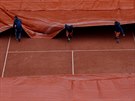 PRÍ. Dé nad Paíí nutí organizátory Roland Garros zakrýt antukové kurty. A...