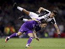 Paulo Dybala z Juventusu Turín padá v souboji s Lukou Modriem z Realu Madrid...