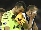 TO BOLÍ. Gianluigi Buffon a Giorgio Chiellini po poráce Juventusu Turín ve...