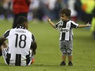 CO BYLO PATN? Mario Lemina z Juventusu Turín se svým synem bezprostedn po...