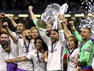 S TROFEJÍ. Fotbalisté Realu Madrid slaví triumf v Lize mistr.