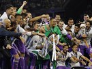 OBHÁJCI TITULU. Fotbalisté Realu Madrid slaví triumf v Lize mistr.