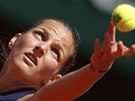 NA SERVISU. Karolna Plkov ve tvrtfinle Roland Garros.