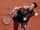 SERVIS. Karolína Plíková ve tvrtfinále Roland Garros.