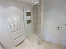Sprchový kout je bezbariérový, vybavený odtokovým kanálkem v podlaze.