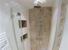 Sprchový kout je bezbariérový, vybavený odtokovým kanálkem v podlaze, hlavovou...