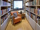 Souástí obývacího pokoje je i Topiho oblíbená knihovna.